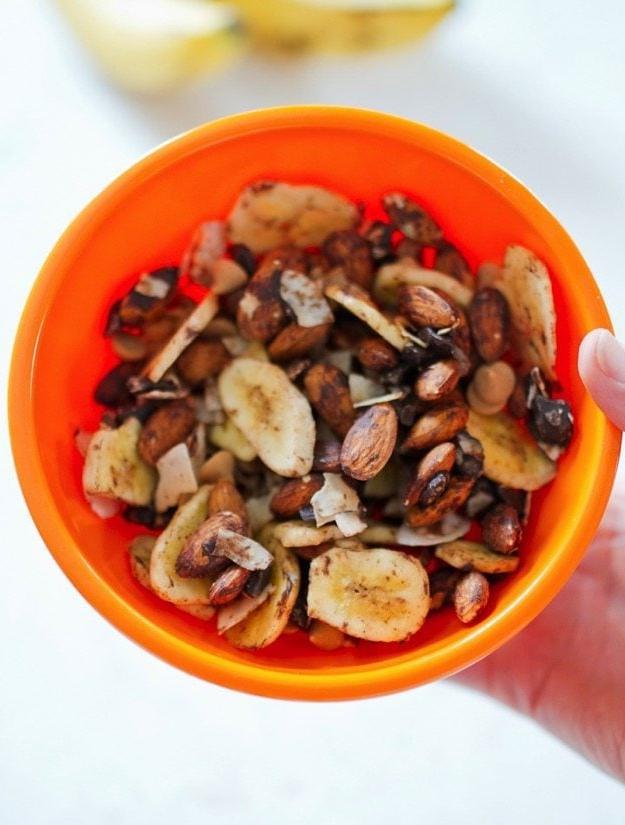 PIN THIS --> Chunky Monkey Trail Mix Trail mix με τσιπς μπανάνας, σοκολάτα, καρύδα και αμύγδαλα σε ένα μπολ.