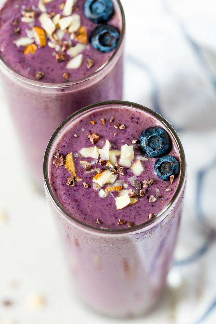 Σμούθι Υγιεινολάτρη (Εμπνευσμένο από Tropical Smoothie) 2 Δύο μωβ smoothie health nut με επικάλυψη από μύρτιλλα, ψιλοκομμένα αμύγδαλα και κακαόψιχες.