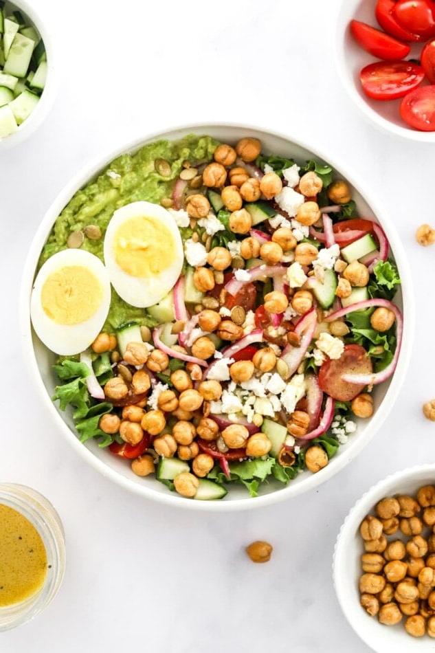 Μπολ Πουρές Αβοκάντο 2 Overhead view of a mashed avocado bowl.