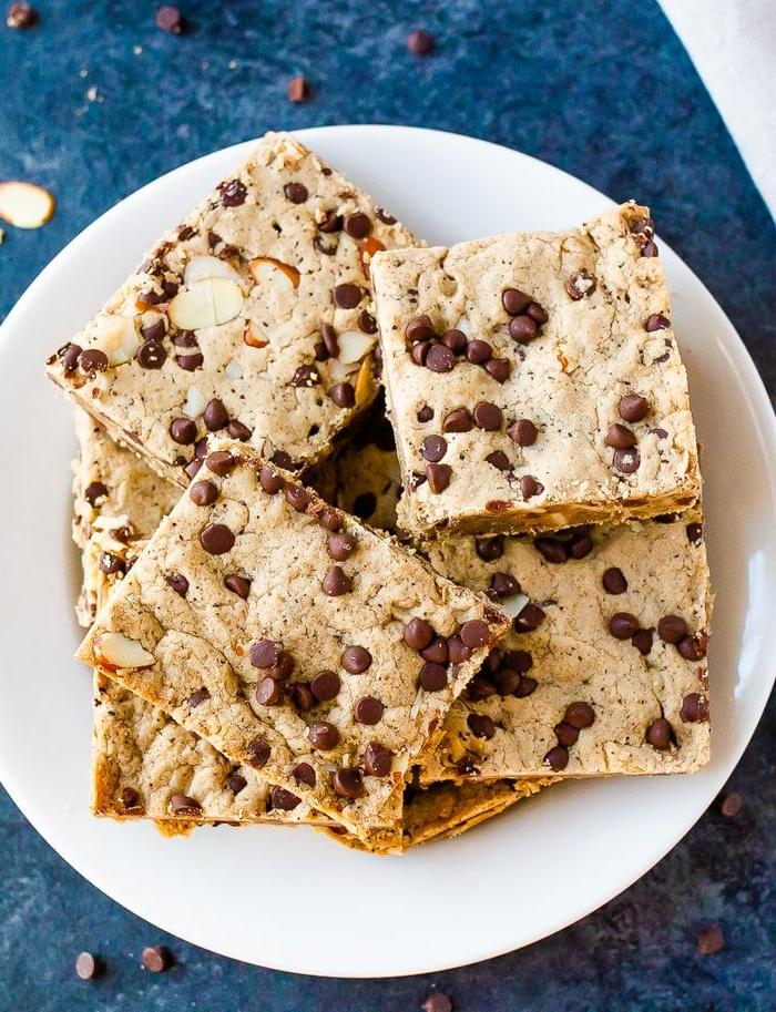 Καταπληκτικές Βίγκαν Μπάρες Καφέ Τόφι 3 Plate with coffee toffee cookie bars on it.