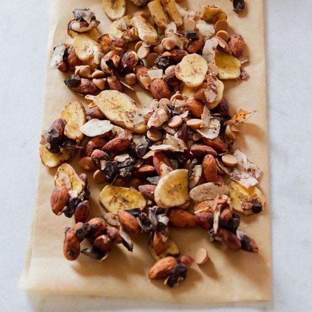 PIN THIS --> Chunky Monkey Trail Mix Chunky Monkey Trail Mix με ψημένα αμύγδαλα και καβουρδισμένη καρύδα, μαύρη σοκολάτα, φυστικοβούτυρο και τσιπς μπανάνας.