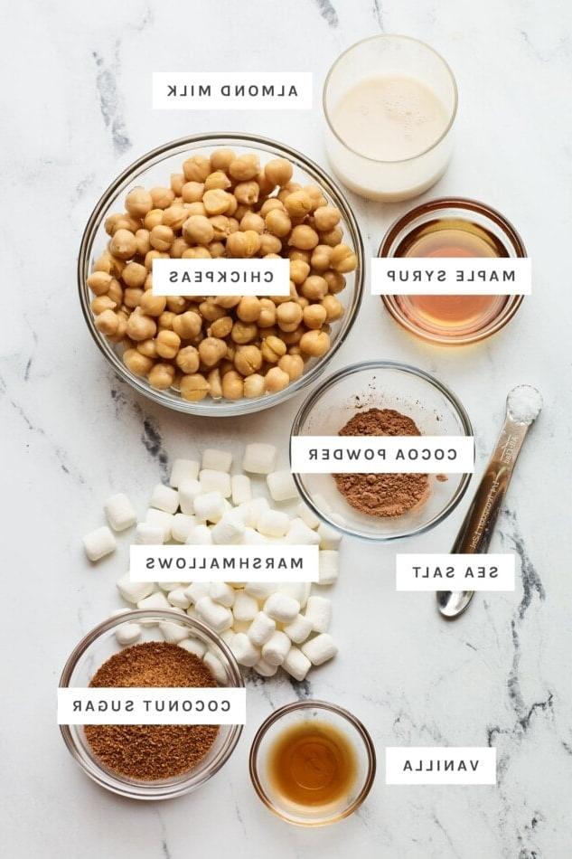 Υγιεινό Σμορς Ντιπ 3 Υλικά για υγιεινό s'mores dip: γάλα αμυγδάλου, ρεβίθια, σιρόπι σφενδάμου, κακάο, αλάτι, μαρσμέλοου, βανίλια και ζάχαρη καρύδας.