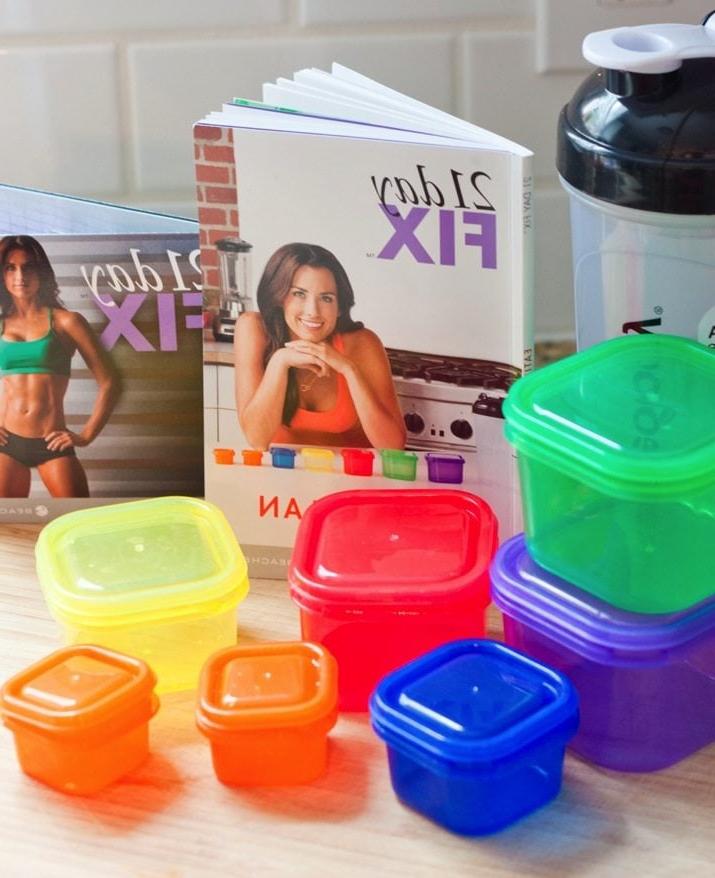 Βιβλίο 21 Day Fix και πλαστικά δοχεία αποθήκευσης τροφίμων.