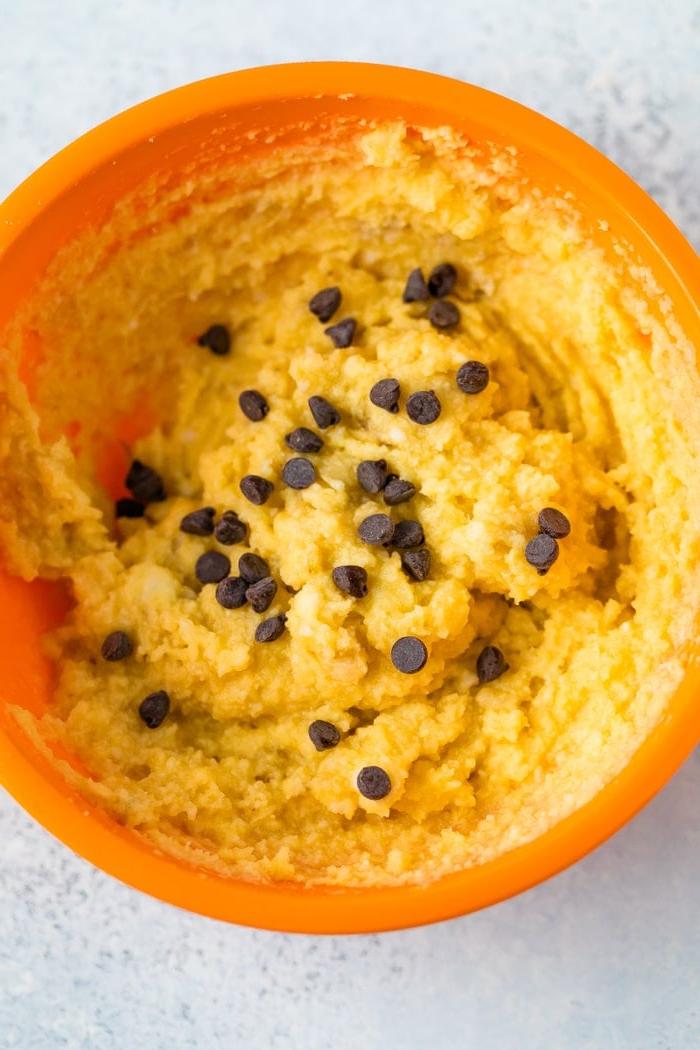 Καρυδόλευρο Κέικ Κούπας 3 Mixing bowl with the batter for a coconut flour chocolate chip mug cake.
