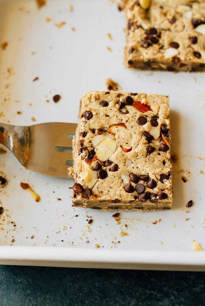 Καταπληκτικές Βίγκαν Μπάρες Καφέ Τόφι 4 Spatula with a coffee toffee cookie bar.