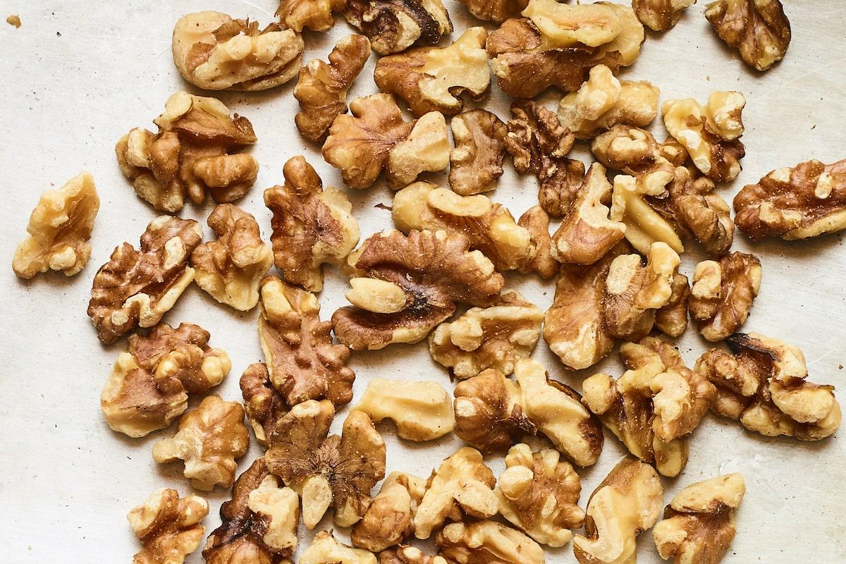 Φασολάκια Σαλάτα 4 Chopped walnuts on a sheet pan.