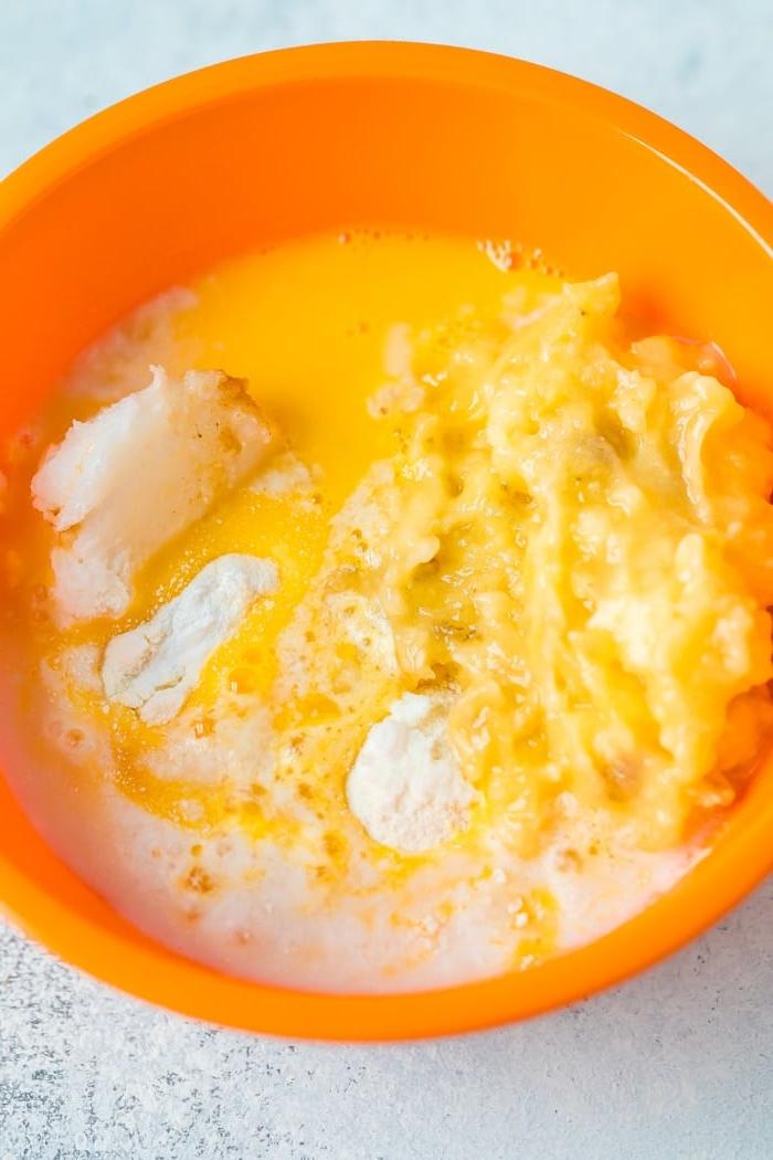 Καρυδόλευρο Κέικ Κούπας 4 Ingredients for coconut flour banana mug cake in a mixing bowl.