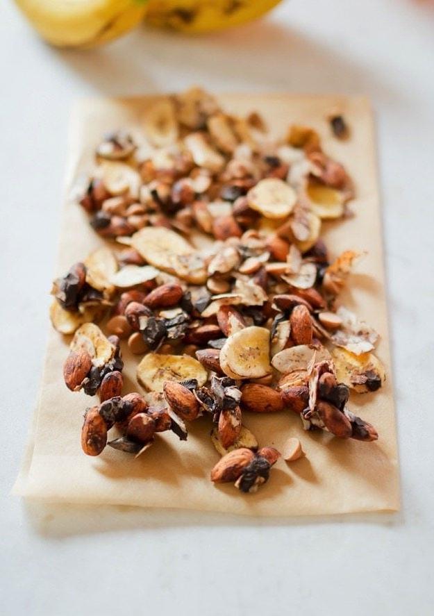 PIN THIS --> Chunky Monkey Trail Mix Chunky Monkey Trail Mix με ψημένα αμύγδαλα και καβουρδισμένη καρύδα, μαύρη σοκολάτα, φυστικοβούτυρο και τσιπς μπανάνας.