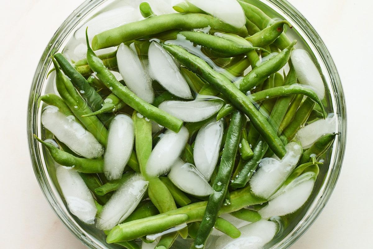 Φασολάκια Σαλάτα 5 Blanched green beans in an ice water bath.