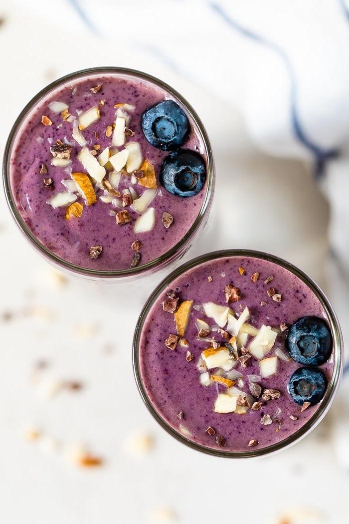 Σμούθι Υγιεινολάτρη (Εμπνευσμένο από Tropical Smoothie) 5 Δύο μωβ smoothie health nut με επικάλυψη από μύρτιλλα, ψιλοκομμένα αμύγδαλα και κακαόψιχες.