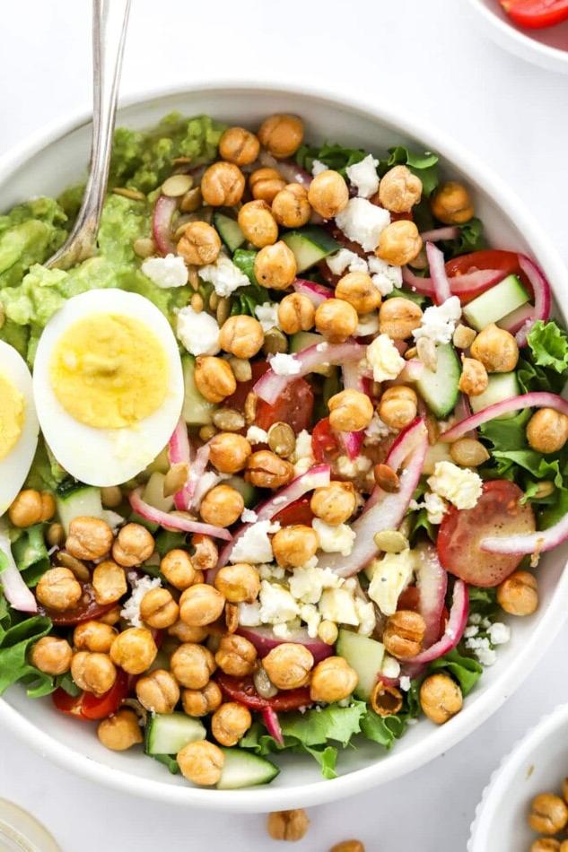Μπολ Πουρές Αβοκάντο 5 Close up overhead photo of a mashed avocado bowl.