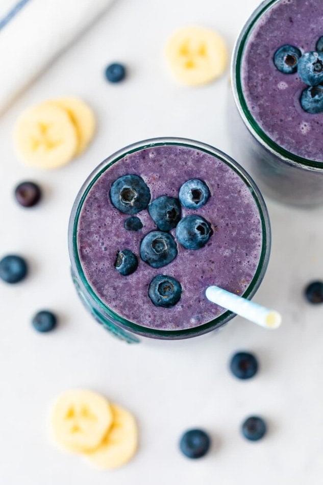 Μύρτιλο Σμούθι 5 Smoothie με μύρτιλα σε ποτήρι, διακοσμημένο με μύρτιλα και καλαμάκι.