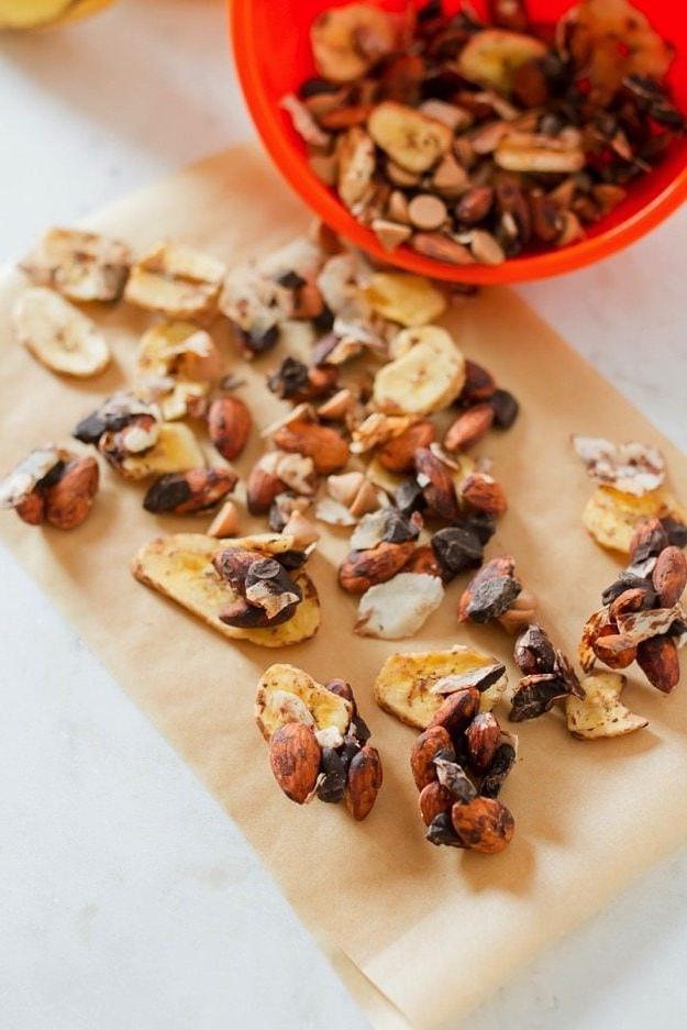 PIN THIS --> Chunky Monkey Trail Mix Trail mix σε λαδόκολλα. Τσιπς μπανάνας, σταγόνες σοκολάτας, νιφάδες καρύδας και αμύγδαλα.