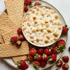 Υγιεινό Σμορς Ντιπ 6 S'mores dip σερβιρισμένο με φράουλες και μπισκότα γκράχαμ για βούτηγμα.