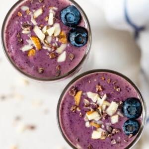 Σμούθι Υγιεινολάτρη (Εμπνευσμένο από Tropical Smoothie) 6 Δύο μωβ smoothie health nut με επικάλυψη από μύρτιλλα, ψιλοκομμένα αμύγδαλα και κακαόψιχες.
