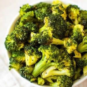 **Ψητό Κατεψυγμένο Μπρόκολο** 2 Bowl of roasted broccoli.
