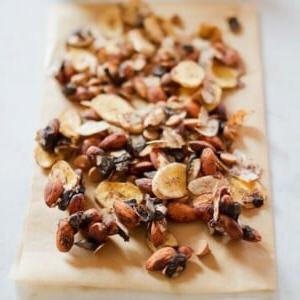 Μείγμα ξηρών καρπών του Χοντρού Πιθήκου 2 Chunky Monkey Trail Mix με ψημένα αμύγδαλα και καβουρδισμένη καρύδα, μαύρη σοκολάτα, φυστικοβούτυρο και τσιπς μπανάνας.