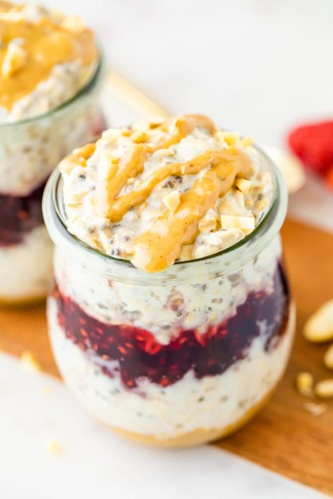 10 Τρόποι Κατανάλωσης Σπόρων Τσία 6 Βάζο με overnight oats με στρώσεις φυστικοβούτυρο και μαρμελάδα και γαρνιρισμένο με φυστικοβούτυρο.