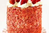 Easy Strawberry Crunch Cake