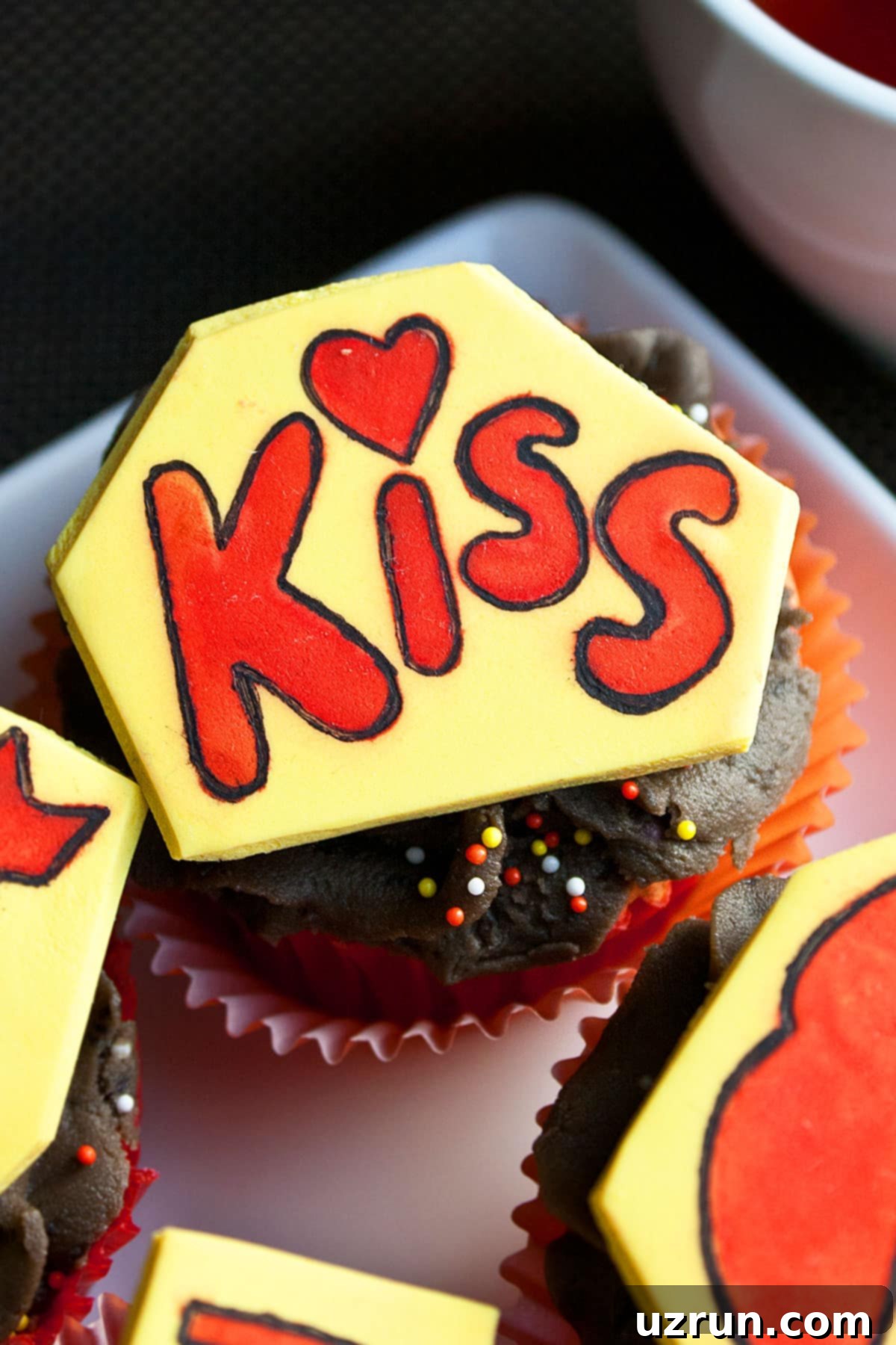 Your Guide to Stunning Stenciled Cakes 4 Kiss Cupcakes Decorated With Fondant and Stencils on White Dish