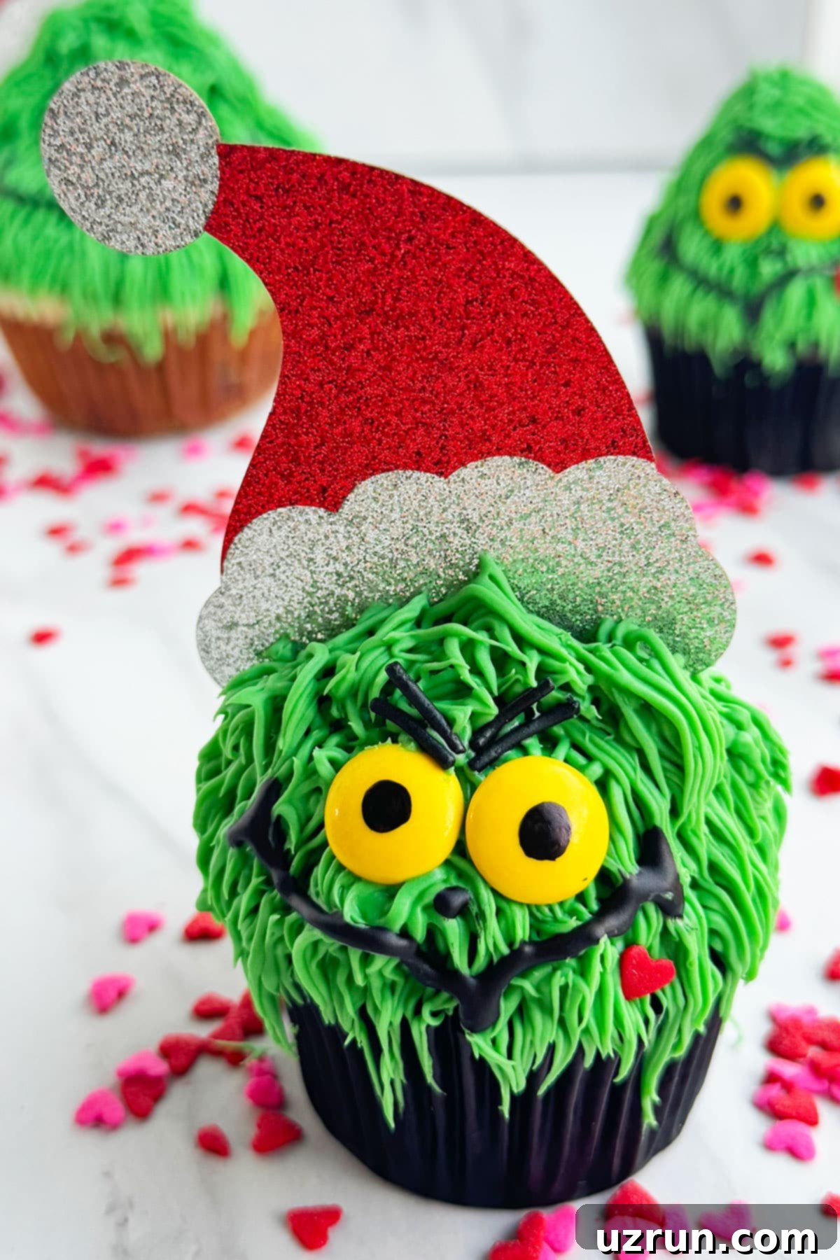Easy Grinch Cupcakes with Buttercream Icing 4 Christmas Cupcakes With Santa Hat Topper.