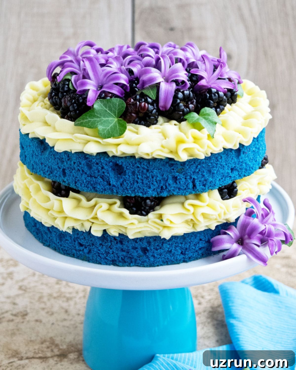 Easy Cake Decorating Ideas for Beginners 23 A beautiful naked cake elegantly adorned with fresh flowers, showcasing a classic and timeless design.