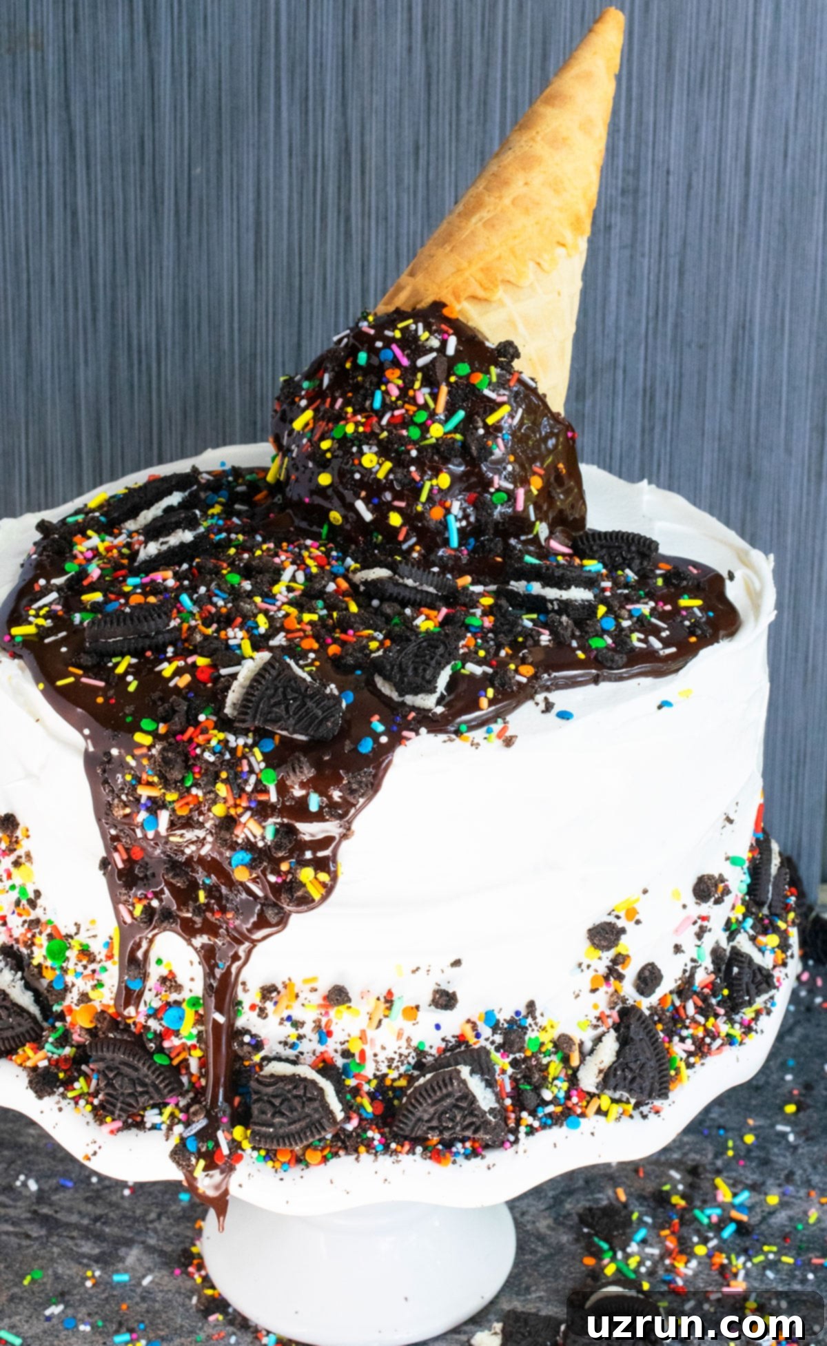 Easy Cake Decorating Ideas for Beginners 24 A creative cake design incorporating ice cream cones as decorative elements, adding a playful touch.